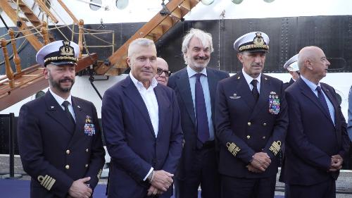 L'assessore regionale alle Attività produttive e turismo Sergio Emidio Bini (secondo da sinistra) al taglio del nastro del "Villaggio IN Italia" sul Molo Bersaglieri