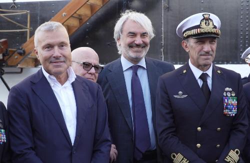 L'assessore regionale alle Attività produttive e turismo Sergio Emidio Bini primo a sinistra) al taglio del nastro del "Villaggio IN Italia" sul Molo Bersaglieri