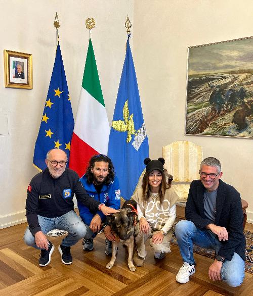 Gli assessori regionali alla Sicurezza, Autonomie locali e lingue minoritarie Pierpaolo Roberti e alla Salute e Protezione civile Riccardo Riccardi, durante l'iincontro con Marley, pastore tedesco cieco dalla nascita ma abilitato al salvataggio per la Protezione civile, e i suoi proprietari Carlotta Nelli e Marco Chimenti.