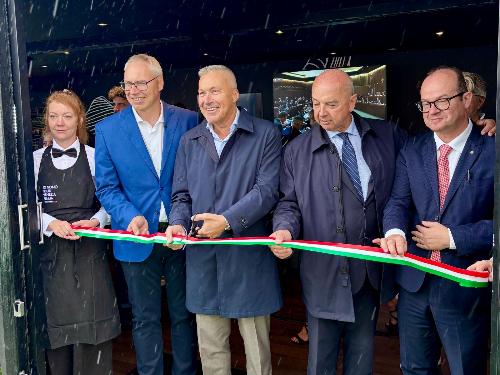 Le autorità al taglio del nastro. Al centro l'assessore Bini. 