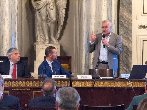 L'assessore regionale alle Attività produttive e turismo Sergio Emidio Bini al convegno "Superyacht - Un nuovo target di mercato per l'industria nautica della Venezia Giulia"