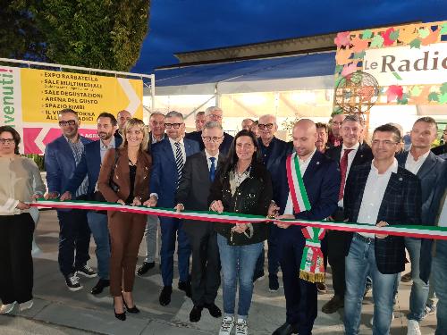 L'assessore Stefano Zannier, al centro, al taglio del nastro dell'evento Radici del vino a Rauscedo