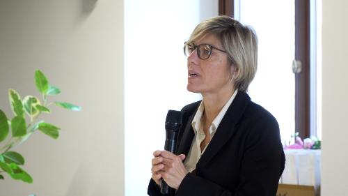 L'intervento dell'assessore regionale alle Finanze Barbara Zilli al sesto meeting dei sindaci emeriti dell'arco alpino.