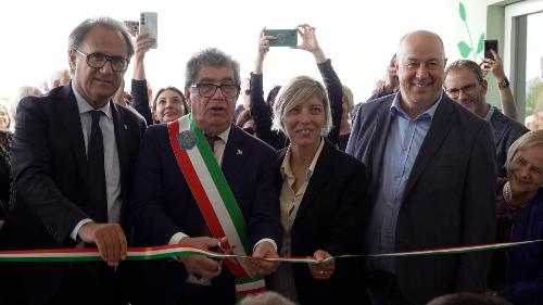 Il taglio del nastro della nuova scuola dell'infanzia di Lauzacco alla presenza dell'assessore regionale Barbara Zilli.