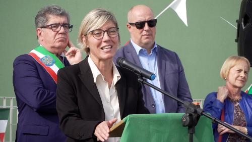 L'assessore regionale alle Finanze Barbara Zilli durante il suo intervento all'inaugurazione della nuova scuola dell'infanzia di Lauzacco.