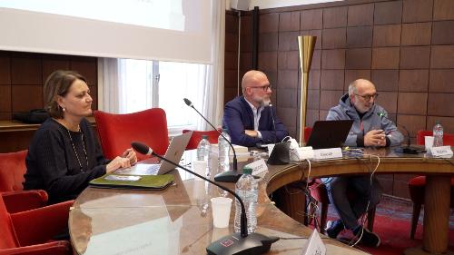 Riccardi con il direttore del corso Grandi e la docente di diritto penale dell’Università Cattolica del Sacro Cuore di Milano, Claudia Mazzucato 