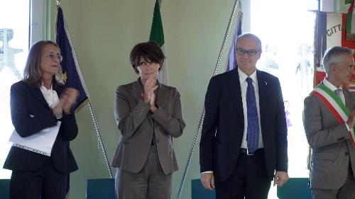 L'assessore regionale Alessia Rosolen con il ministro dell'Istruzione e del Merito Giuseppe Valditara e le autorità  presenti alla cerimonia.