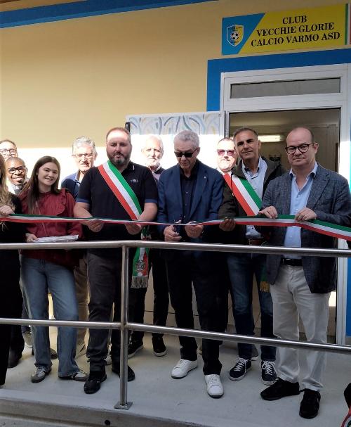 Il vicegovernatore Mario Anzil al taglio del nastro della rinnovata sede delle Vecchie Glorie di Varmo.