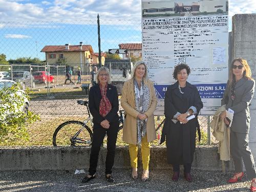 Un momento della consegna dei lavori all'Istituto Flora di Pordenone, davanti al cartello del cantiere della nuova struttura polifunzionale.