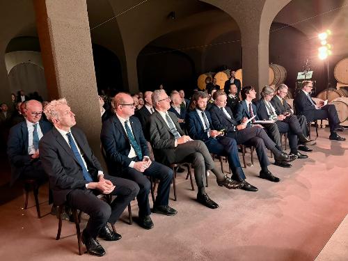 Il vicegovernatore Mario Anzil e l'assessore regionale Stefano Zannier durante la cerimonia inaugurale di Cantina Viva a Spessa di Cividale.