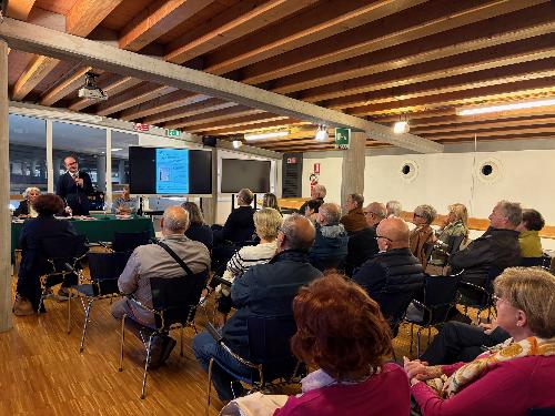 La sala gremita nella biblioteca civica di Codroipo per la presentazione del volume Il Gran Viaggio. Maria Amalia di Sassonia, di Federica Ravizza e Raffaella Beano