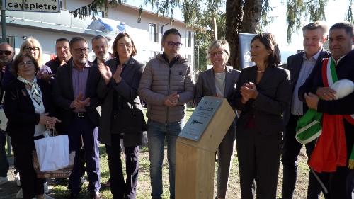 L'assessore regionale alle Finanze Barbara Zilli con le autorità all'inaugurazione dei nuovi alloggi Ater a Osoppo