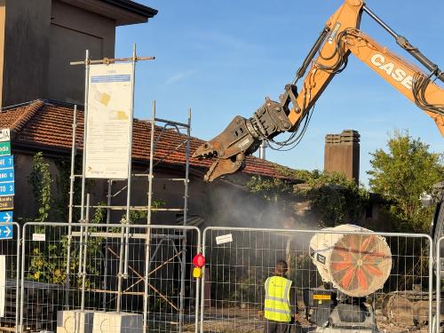 I lavori abbattimento del fabbricato, propedeutici alla realizzazione della rotatoria di Bannia