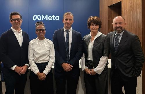 Il governatore Massimiliano Fedriga (al centro), la vicepresidente Accessibilità ed engagement di Meta, Maxine Williams (seconda da sinistra), il direttore dello Sviluppo commerciale e delle Partnership di prodotto del suo Reality Labs, Brett Prescott (primo da sinistra), l'assessore regionale al Lavoro, formazione, istruzione, ricerca, università e famiglia, Alessia Rosolen (seconda da destra) e il console generale d'Italia a New York Giuseppe Pastorelli (primo da destra).