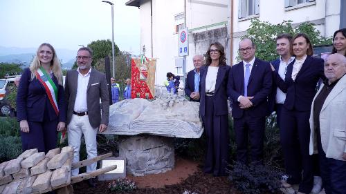 Al centro della foto Il vicegovernatore Mario Anzil assieme alle altre autorità durante la cerimonia