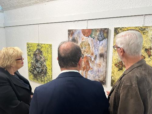 Il vicegovernatore Mario Anzil con Maristella Cescutti, curatrice della Galleria La Loggia, e l'artista Francesco Cescutti alla mostra "Life is now" mentre osservano le opere esposte