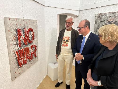 Il vicegovernatore Mario Anzil con Maristella Cescutti, curatrice della Galleria La Loggia, e l'artista Francesco Cescutti alla mostra "Life is now" mentre osservano le opere esposte