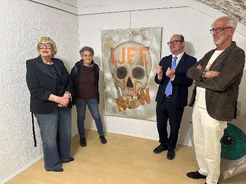 Il vicegovernatore Mario Anzil con Maristella Cescutti, curatrice della Galleria La Loggia, e l'artista Francesco Cescutti alla mostra "Life is now"