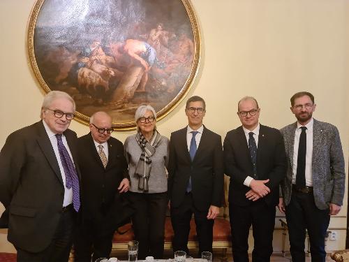 Il vicegovernatore del Friuli Venezia Giulia con delega alla Cultura, Mario Anzil, con l'ambasciatore d'Italia in Repubblica Ceca, Alessandro Gaudiano, la delegazione di Pordenonelegge e Pierluigi Castagnetti