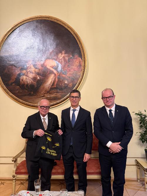 Il vicegovernatore del Friuli Venezia Giulia con delega alla Cultura, Mario Anzil, a destra,  con l'ambasciatore d'Italia in Repubblica Ceca, Alessandro Gaudiano, 
 e il presidente della Fondazione Pordenonelegge, Michelangelo Agrusti