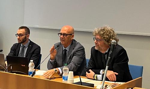 L’assessore al Patrimonio, demanio, servizi generali e sistemi informativi, Sebastiano Callari (al centro) all’Infoday sui servizi della Centrale unica di committenza della Regione