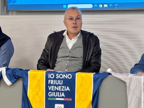 L'assessore regionale Sergio Emidio Bini nel suo intervento alla presentazione delle maglie della Eagles Futsal Cividale