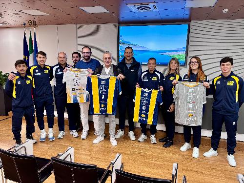 L'assessore Sergio Emidio Bini, al centro, con una rappresentanza della squadra Eagles Futsal Cividale e con i dirigenti sportivi
