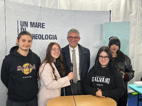 L'assessore regionale Pierpaolo Roberti intervistato dai giovani volontari di "Un Mare di Archeologia"