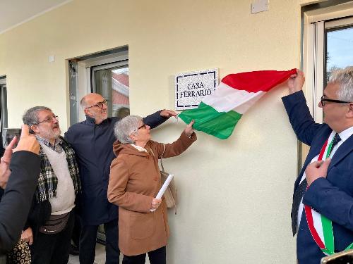 La scopertura della targa a casa Ferrario