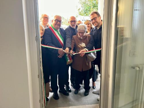 Il momento del taglio del nastro a casa Ferrario