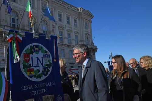 L’assessore alle Autonomie locali Pierpaolo Roberti saluta le rappresentanze delle associazioni combattentistiche e d'arma presenti in piazza dell'Unità d'Italia.