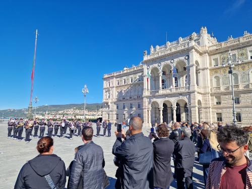 Pubblico e autorità ascoltano i brani proposti dalla Fanfara della prima regione aerea dell’Aeronautica militare.