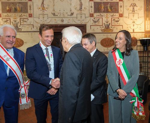 La stretta di mano tra il Presidente della Conferenza delle Regioni e governatore del Friuli Venezia Giulia Massimiliano Fedriga e il Capo dello Stato Sergio Mattarella (Foto Conferenza delle Regioni)