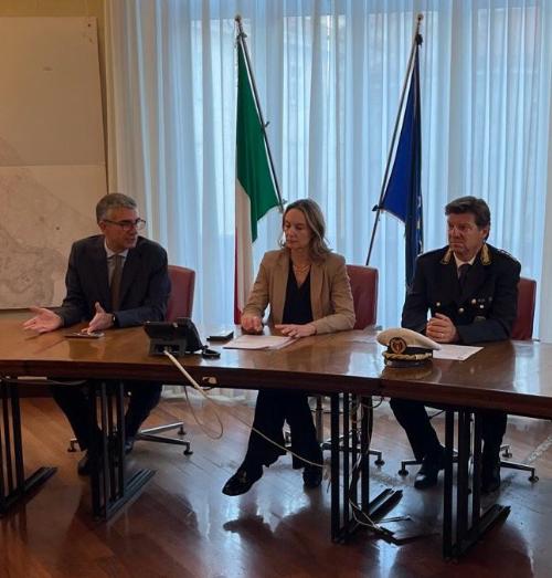 L'assessore regionale alla Sicurezza, Autonomie locali e lingue minoritarie, Pierpaolo Roberti, alla presentazione del nuovo bando del Comune di Trieste per l'installazione di sistemi di sicurezza, da parte dell'assessore comunale alle Politiche della Sicurezza cittadina, Caterina De Gavardo, e del vicecomandante della Polizia locale Paolo Jerman.
