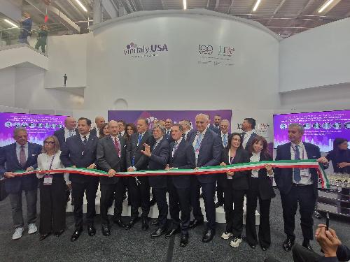 L'assessore regionale alle Risorse agroalimentari, forestali e ittiche, Stefano Zannier, in seconda fila a destra, al taglio del nastro di Vinitaly.USA a New York
