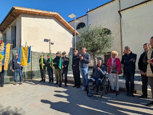 L'assessore regionale Pierpaolo Roberti con gli amministratori locali e i partecipanti all'inaugurazione della nuova piazza di Cavalicco.