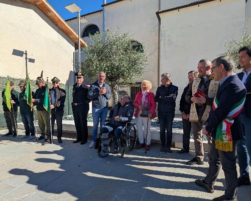 L'assessore regionale Pierpaolo Roberti con gli amministratori locali e i partecipanti all'inaugurazione della nuova piazza di Cavalicco.