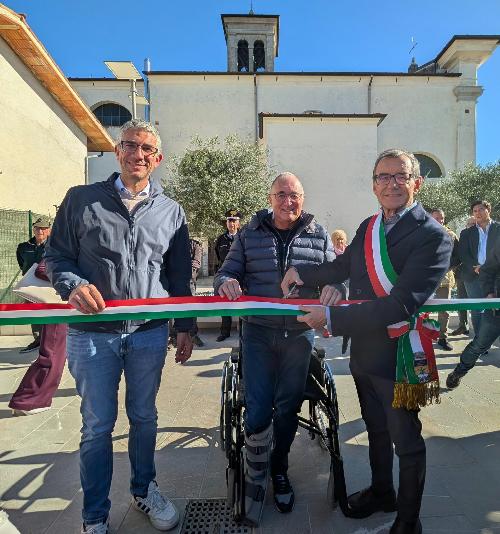 Il taglio del nastro della nuova piazza di Cavalicco alla presenza dell'assessore regionale Pierpaolo Roberti.