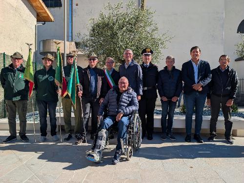 L'assessore regionale Pierpaolo Roberti con gli amministratori locali e i partecipanti all'inaugurazione della nuova piazza di Cavalicco.
