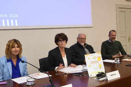 Patrizia Pavatti, l'assessore Alessia Rosolen, Paolo Paron e Marco Felettig nella Sala Predonzani