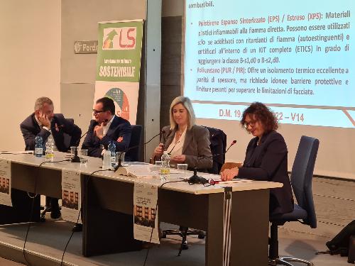 L'assessore regionale Cristina Amirante all'incontro in Fiera a Pordenone per presentare il bando per efficientamento energetico dei condomìni