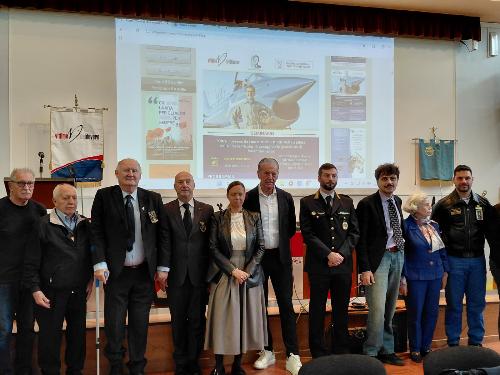 L'assessore regionale alla Difesa dell'ambiente, energia e sviluppo sostenibile, Fabio Scoccimarro, all'Istituto Volta di Trieste durante il seminario dedicato al pilota delle Frecce Tricolori Valentino Jansa, già studente della scuola