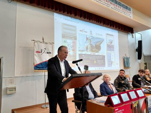 L'assessore regionale alla Difesa dell'ambiente, energia e sviluppo sostenibile, Fabio Scoccimarro, all'Istituto Volta di Trieste durante il seminario dedicato al pilota delle Frecce Tricolori Valentino Jansa, già studente della scuola
