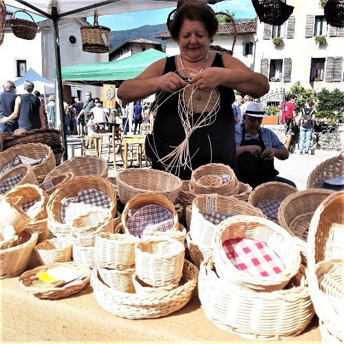 Artigiana al lavoro nella piazza di Polcenigo