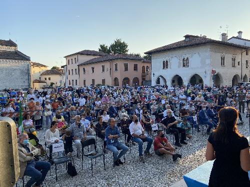 Gli spilimberghesi che oggi si sono radunati in piazza Duomo per accolgiere la medaglia olimpica di Tokyo nell'handbike Katia Aere