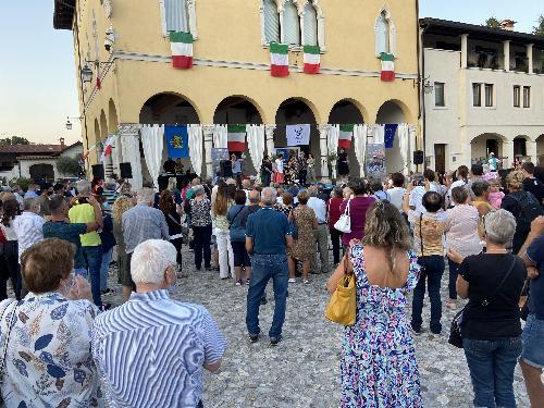 Gli spilimberghesi che oggi si sono radunati in piazza Duomo per accolgiere la medaglia olimpica di Tokyo nell'handbike Katia Aere