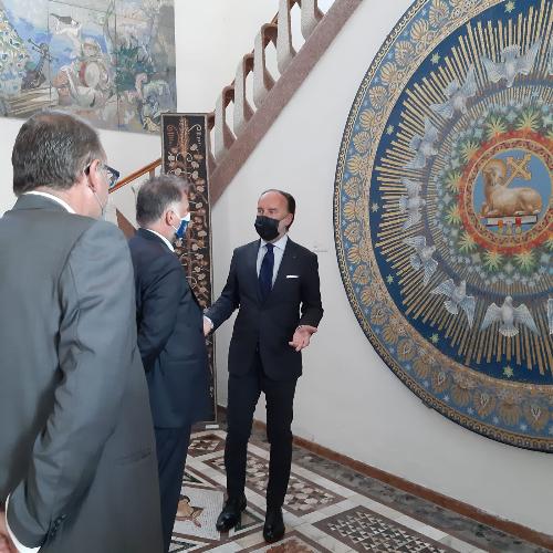 Il ministro del Turismo visita la Scuola mosaicisti di Spilimbergo accompagnanto dal presidente Stefano Lovison e dal direttore Gian Piero Brovedani