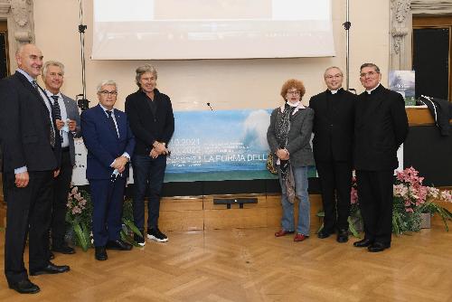 Una fase dell'incontro di presentazione della mostra "Le forme dell'infinito" svoltasi a Udine