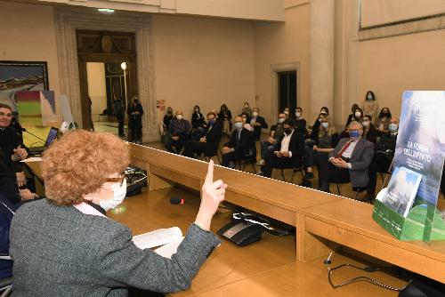 Una fase dell'incontro di presentazione della mostra "Le forme dell'infinito" svoltasi a Udine