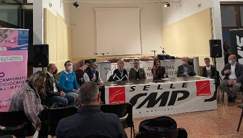 La presentazione dei Campionati italiani assoluti di ciclocross paralimpico con al centro l'assessore regionale Barbara Zilli